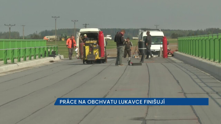 Práce na obchvatu Lukavce finišují