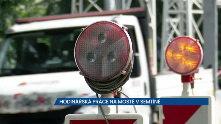 Hodinářské práce na mostě v Semtíně, práce probíhají za plného provozu na silnici