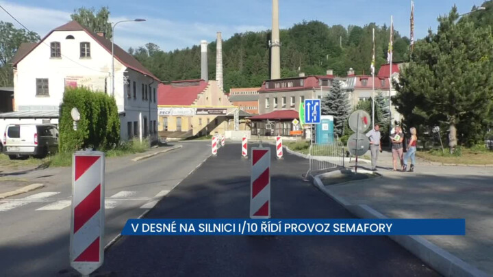 Na silnici I/10 v Desné brzdí dopravu semafory