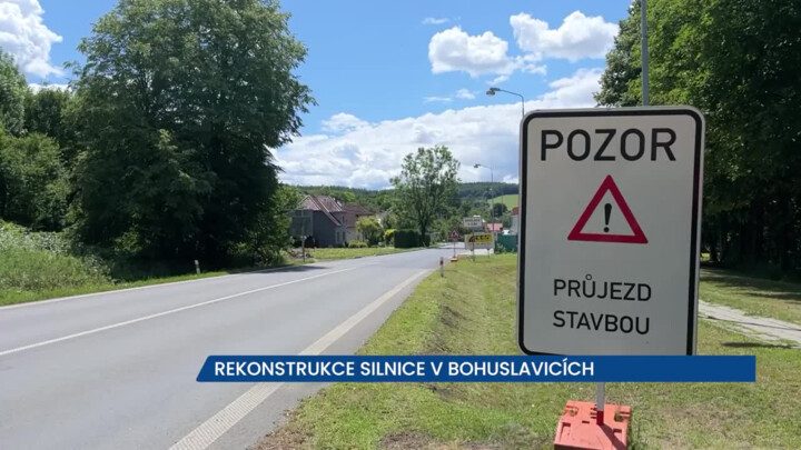 V Bohuslavicích probíhá oprava silnice, provoz tam řídí semafory
