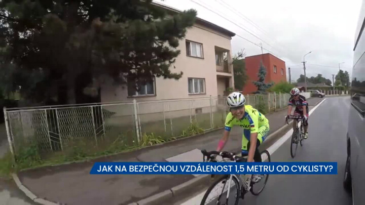 Jak na bezpečnou vzdálenost 1,5 metru od cyklisty?