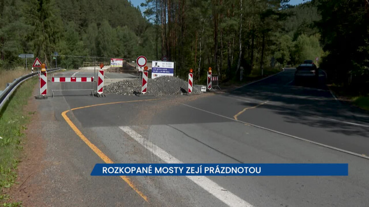 Rozkopané mosty na silnici I/20 zejí prázdnotou, oprava se protáhne