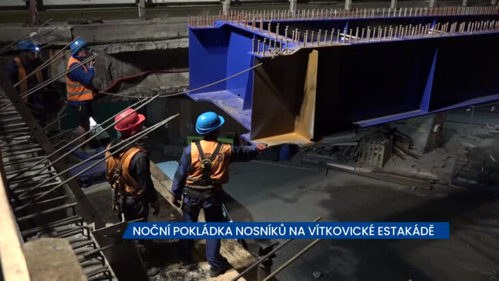 Noční pokládka nosníků na estakádě v Ostravě-Vítkovicích, projekt ŘSD jde podle plánu