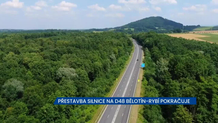 Přestavba silnice na D48 Bělotín - Rybí pokračuje, stavebníci pracují za plného provozu