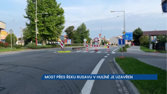 Most na silnici I/55 v Hulíně přes řeku Rusavu je uzavřen, na místě jsou dopravní komplikace