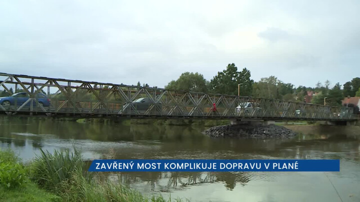 Zavřený most komplikuje dopravu v Plané, objízdná trasa je přes provizorní most