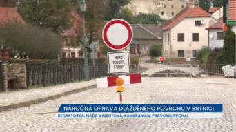Náročná oprava dlážděného povrchu v Brtnici, uzavřena je komunikace v centru města