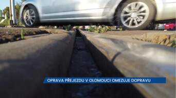 V Olomouci opravují přejezd v Divišově ulici. Práce omezují auta, vlaky i MHD