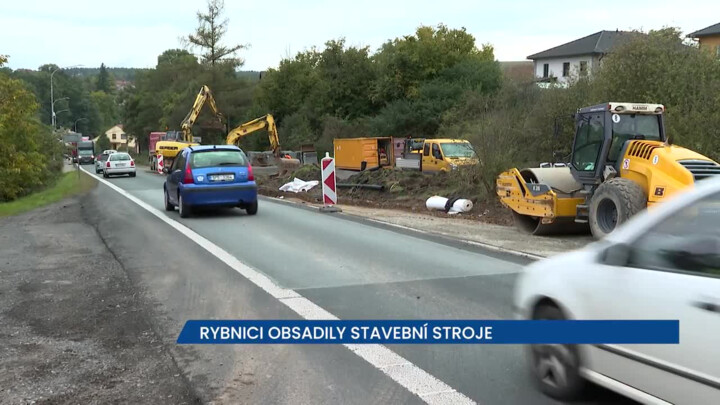Rybnici obsadily stavební stroje, ŘSD na vjezdu do obce buduje vjezdovou bránu