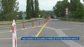 Nad dálnicí D10 ve Svijanech finišuje stavba nového mostu