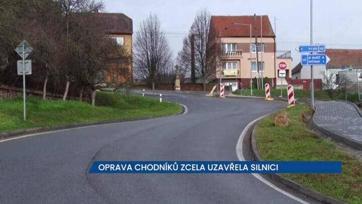 Oprava chodníků v Žádovicích zcela uzavřela silnici