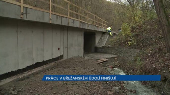 Práce v Břežanském údolí, mezi Zbraslaví a obcí Dolní Břežany, finišují