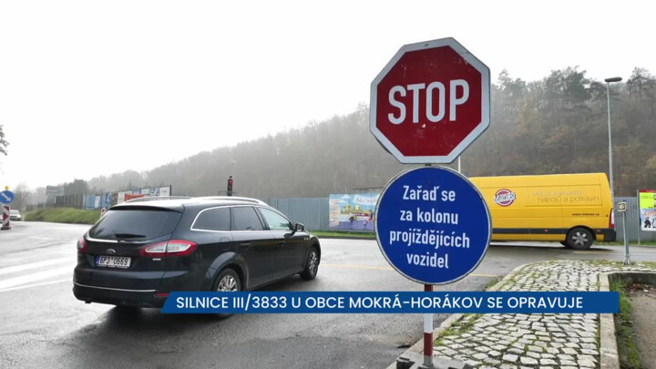 Silnici z obce Mokrá-Horákov směrem na Šlapanice řídí semafory