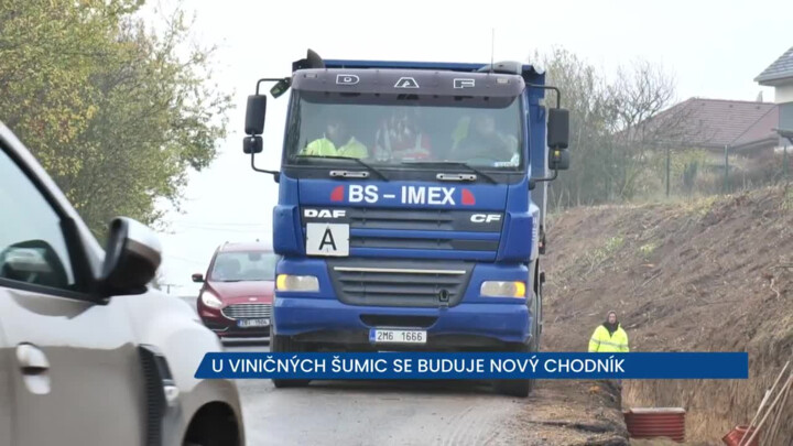 Stavba chodníku mezi Viničnými Šumicemi a Pozořicemi komplikuje dopravu