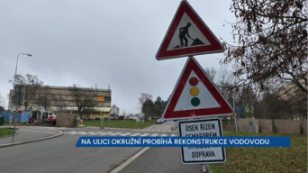 Na ulici Okružní v brněnské Lesné probíhá rekonstrukce vodovodu, provoz řídí semafory
