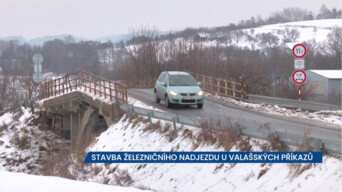Stavba železničního nadjezdu mezi Valašskými Příkazy a Študlovem, na místě je omezení rychlosti a zúžená komunikace