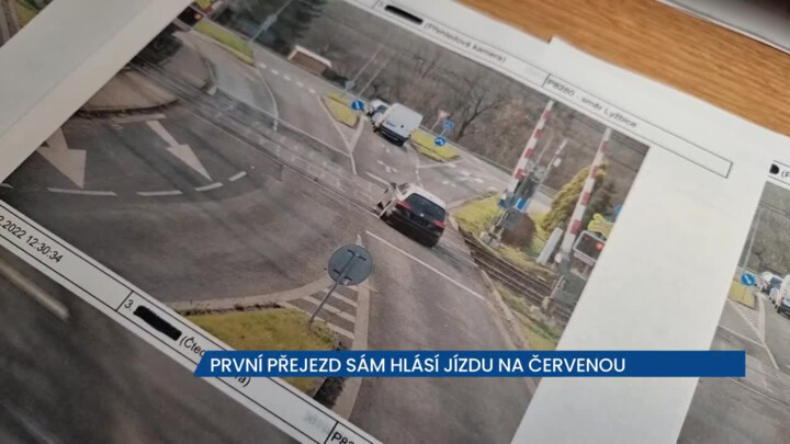 První železniční přejezd v zemi sám hlásí jízdu na červenou