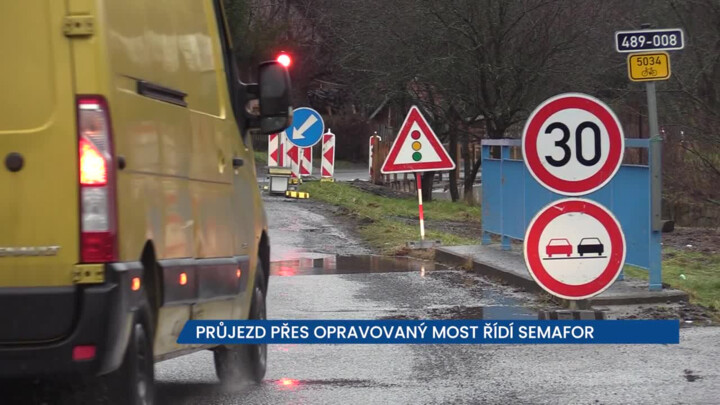 Průjezd přes opravovaný most v Držkové řídí semafor, práce poběží do poloviny roku