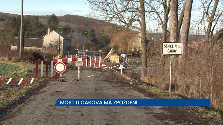 Most u Cakova má zpoždění, řidiči musí stále jezdit po objížďkách