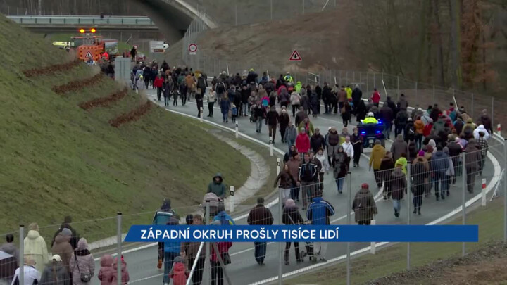 Nově vybudovaný západní okruh Plzně prošly tisíce lidí, teď už slouží řidičům