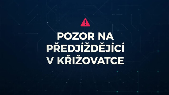 Pozor na předjíždějící v křižovatce. Víte, co znamená 