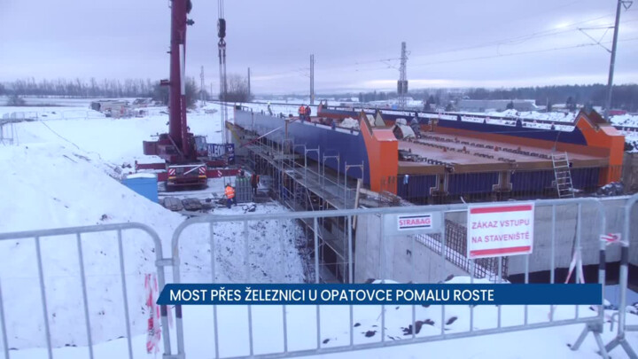 U Opatovce pomalu roste nový most přes železnici, v budoucnu zde povede D35