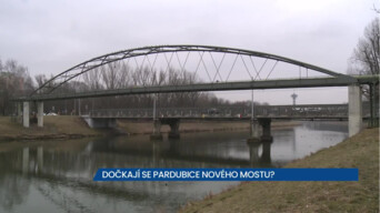 Dočkají se Pardubice nového mostu? Provoz je zatím řízen kyvadlově
