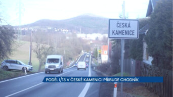 Podél frekventované I/13  v České Kamenici začala stavba nového chodníku, provoz řízen semafory