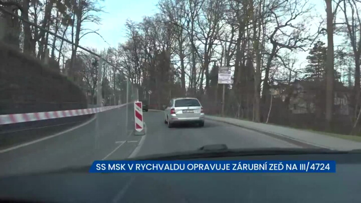 Správa silnic MSK v Rychvaldu opravuje zárubní zeď na III/4724, provoz řídí semafory
