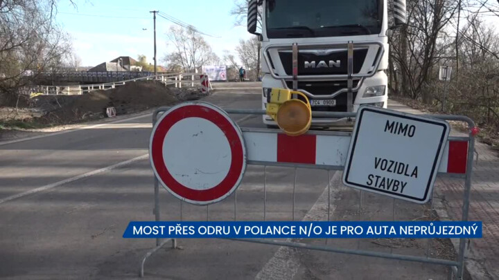 Most přes Odru v Polance nad Odrou je pro auta neprůjezdný, řidiči musí místo objíždět