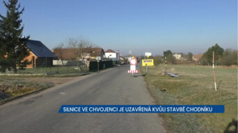 Silnice ve Chvojenci je uzavřená kvůli stavbě chodníku