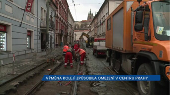 Výměna kolejí způsobila omezení v centru Prahy