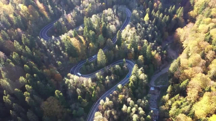 Jak se chovat za volantem v horských úsecích? Při jízdě dolů pomůže brzdění motorem