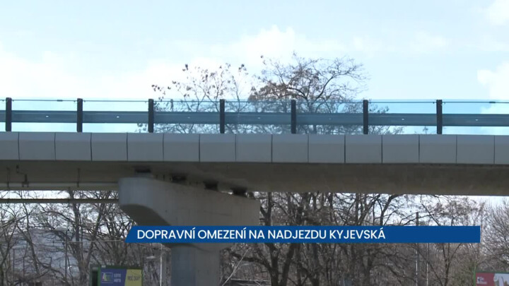 Dopravní omezení na nadjezdu Kyjevská v Pardubicích, je zde povolená rychlost 40 km/h a častá zdržení
