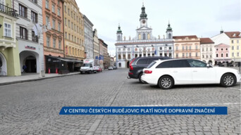 V centru Českých Budějovic se dopravní značení vrátilo do původního stavu, řidiči si opět zvykají na nová pravidla