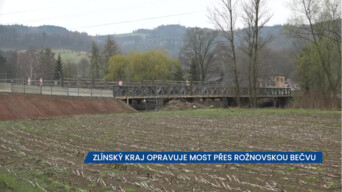 Zlínský kraj opravuje most přes rožnovskou Bečvu v Zašové, auta jezdí po provizoriu, na místě je semafor