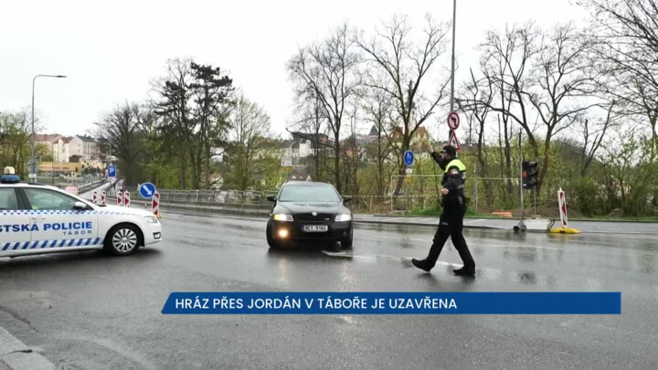 Hráz přes Jordán v Táboře je uzavřena, řidiči neprojedou a hrozí jim pokuty