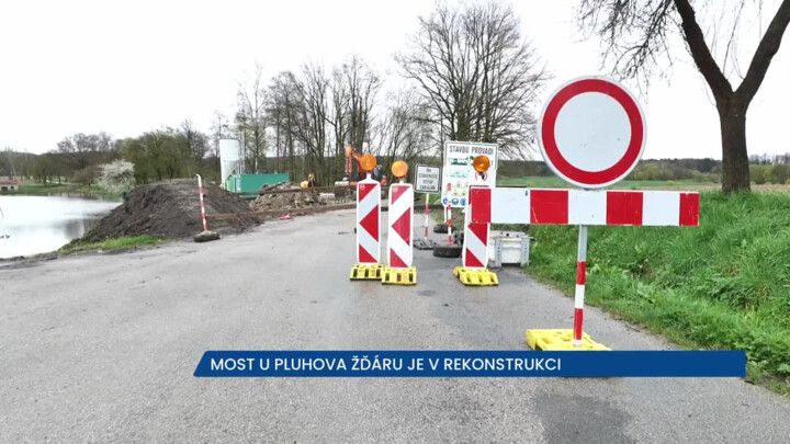 Most na hrázi Nového rybníka u Pluhova Žďáru je v rekonstrukci, řidiči si nadjedou 17 km