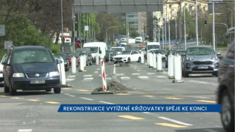 Rekonstrukce vytížené křižovatky na Kbelské ulici spěje ke konci