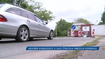 Havárie kanalizace v ulici Čiklova v Praze 4 omezuje dopravu