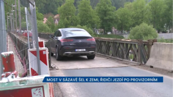 Most v Sázavě šel k zemi, řidiči jezdí po provizorním