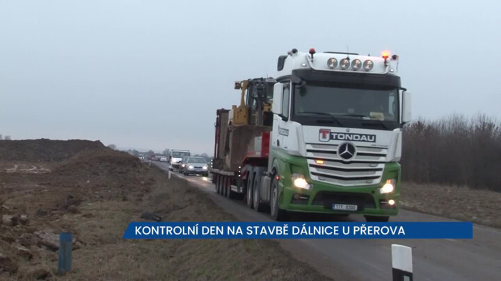 Silnicemi v okolí Přerova projíždí těžká stavební technika a nákladní auta, probíhá stavba posledního úseku D1