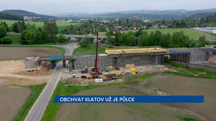 Obchvat Klatov už je v půlce, po dokončení stavby se tamní Plzeňské ulici citelně uleví