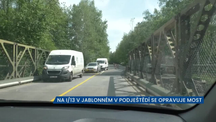 Na I/13 v Jablonném v Podještědí se opravuje most, jezdí se po mostním provizoriu