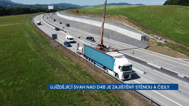 Ujíždějící svah nad D48 je zajištěný stěnou a čidly