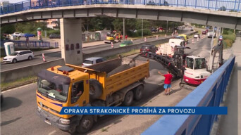 Rekonstrukce Strakonické ulice v Českých Budějovicích probíhá za provozu