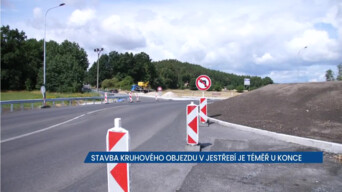 Výstavba kruhového objezdu v Jestřebí se blíží k závěru, na místě jsou stále dopravní komplikace