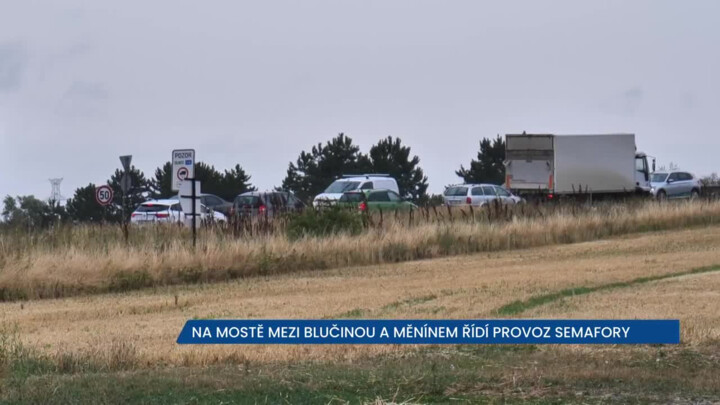 Most přes dálnici D2 mezi Blučinou a Měnínem je v rekonstrukci, na místě semafory