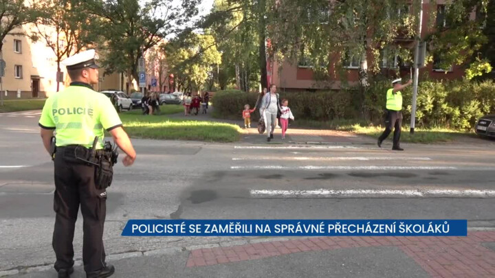 Policisté a strážníci se startem školního roku dohlíží na přechody u škol v MSK, děti jsou po prázdninách roztěkané