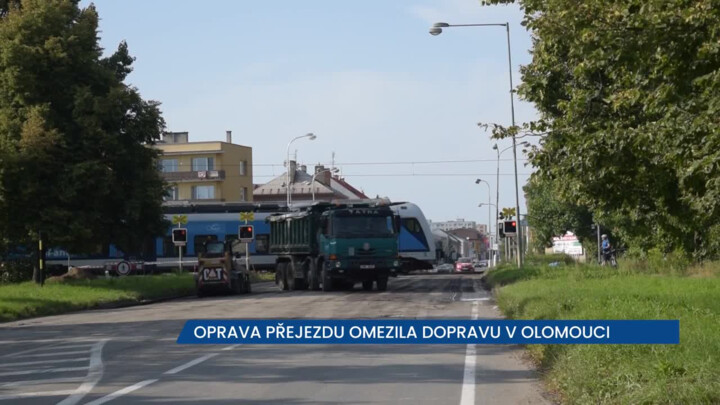 Oprava přejezdu omezila dopravu v Olomouci, hotovo bude do 20. září